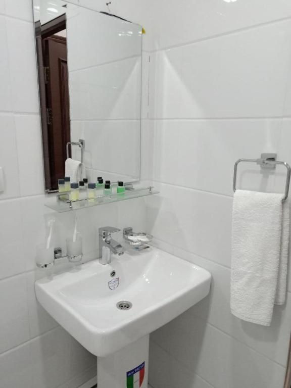 Queens 2 Hotel Tashkent Ngoại thất bức ảnh